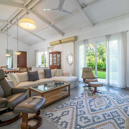 Hamptons Charm By Stayvista Luxury 5Br With Pool, Lawn & Table Tennis 알리바그 외부 사진